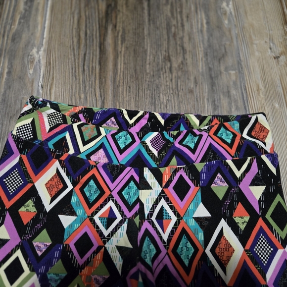 LuLaRoe Black and Purple Leggings Geometric Pattern - Picture 4 of 11